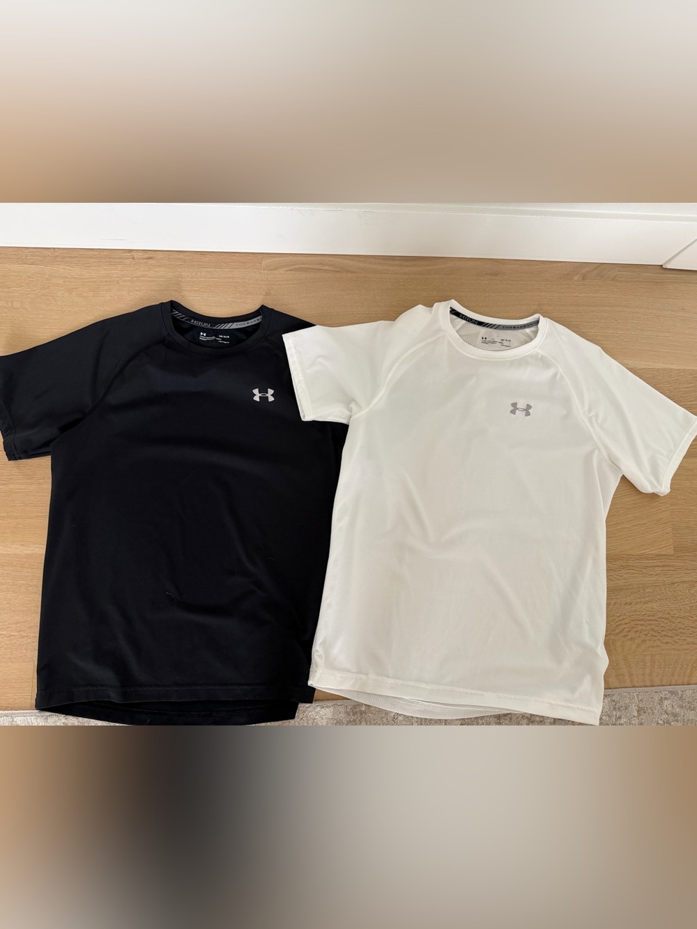 Under Armour Mens Heat Gear Run T shirts - large - black and white